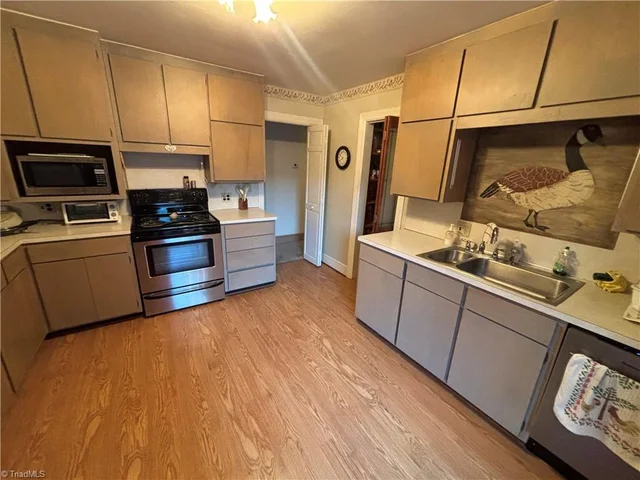 911 Russell Avenue, photo 5 of 23