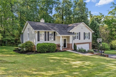 Homes For Sale - 714 Old Barn Circle<br/> Pilot Mountain, NC 27041