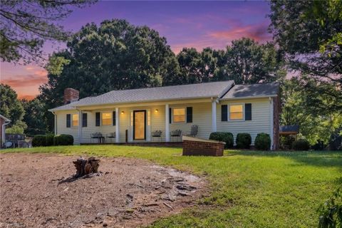 Homes For Sale - 5341 Leesa Drive<br/> Clemmons, NC 27012