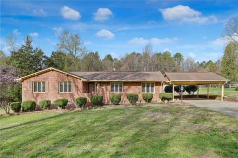 Homes For Sale - 4104 Enchanted Lane<br/> Greensboro, NC 27406