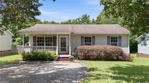Homes For Sale - 125 Bellevue Drive<br/> High Point, NC 27265