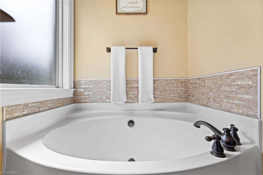 Winston-Salem, North Carolina 27127, United States, 3 Bedrooms Bedrooms, ,3 BathroomsBathrooms,Residential,Active,202876