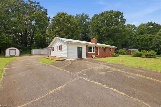 212 Circle Drive, photo 4 of 46