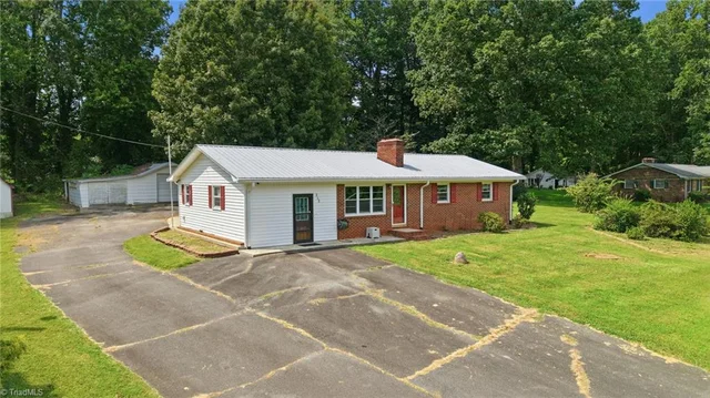 212 Circle Drive, photo 5 of 46