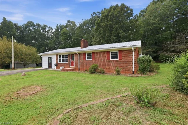 212 Circle Drive, photo 3 of 46