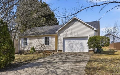 Homes For Sale - 4217 Chilton Way<br/> High Point, NC 27265