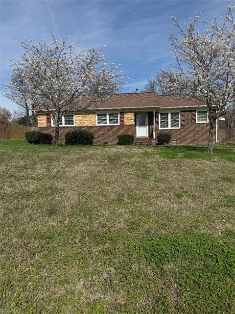 Homes For Sale - 3104 Woodview Drive<br/> High Point, NC 27265