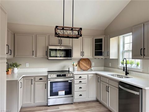 Homes For Sale - 6148 Tory Court<br/> High Point, NC 27265