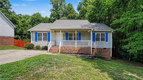 Homes For Sale - 2 Leaf Ridge Court<br/> Thomasville, NC 27360
