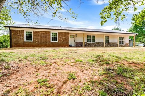 Photo of 2401 White Horn Road, Kernersville, NC 27284 (MLS # 1216037)
