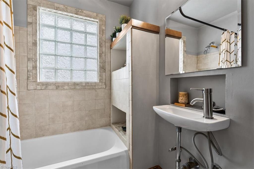 Greensboro, North Carolina 27405, United States, 3 Bedrooms Bedrooms, ,2 BathroomsBathrooms,Residential,Pending,106836