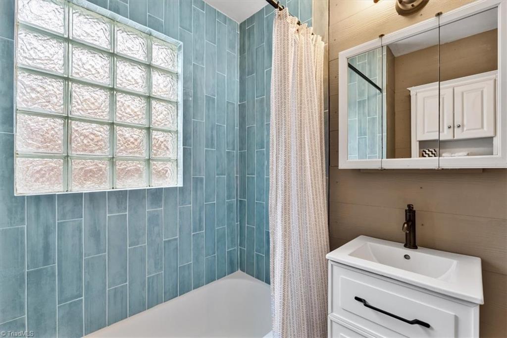 Greensboro, North Carolina 27405, United States, 3 Bedrooms Bedrooms, ,2 BathroomsBathrooms,Residential,Pending,106836