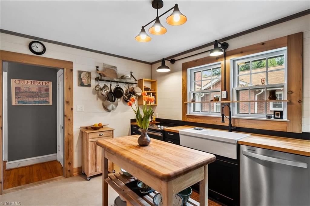 Greensboro, North Carolina 27405, United States, 3 Bedrooms Bedrooms, ,2 BathroomsBathrooms,Residential,Pending,106836