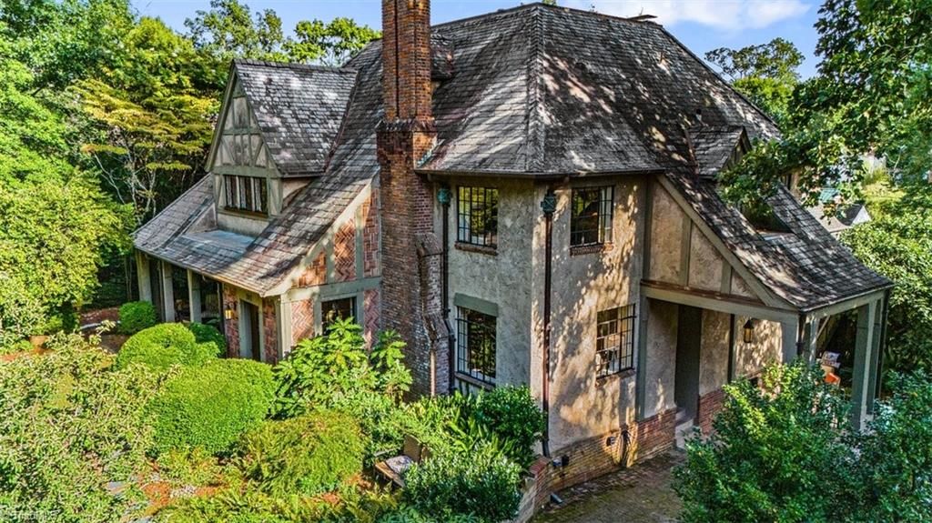 Photo of 207 Hillcrest Drive, High Point, NC 27262 (MLS # 1193846)