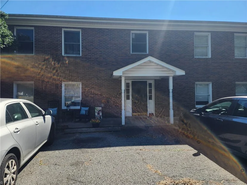 824 Summit Street, photo 1 of 6