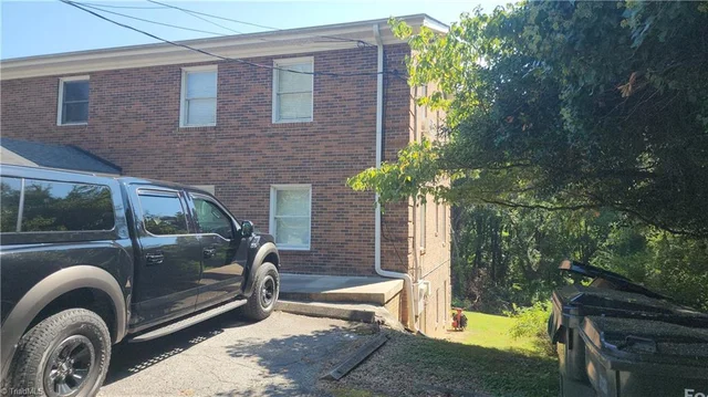 824 Summit Street, photo 3 of 6