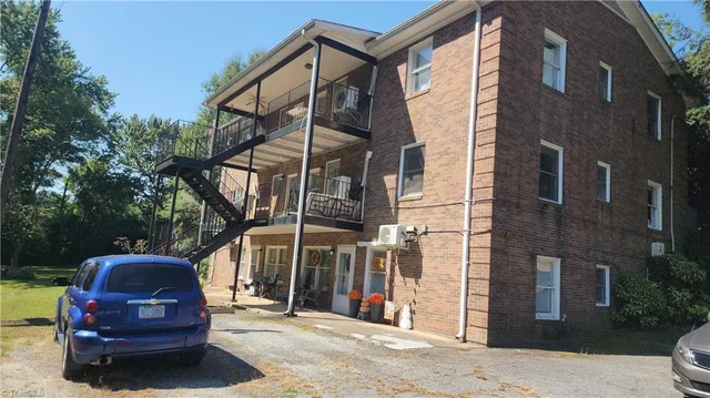 824 Summit Street, photo 5 of 6