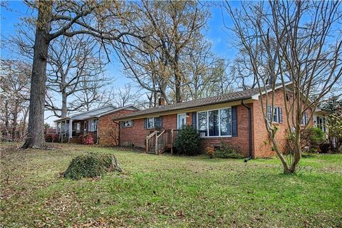 Homes For Sale - 219 Rockspring Road<br/> High Point, NC 27262