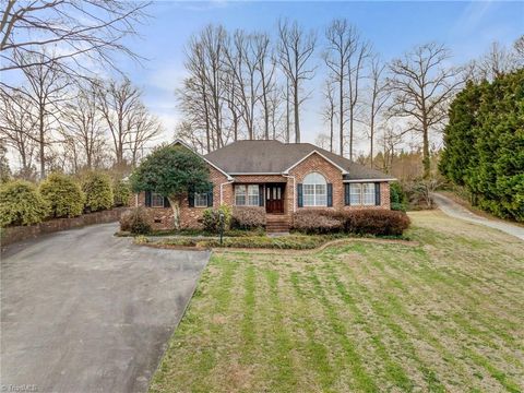 Homes For Sale - 471 W Hunting Ridge Drive<br/> Thomasville, NC 27360