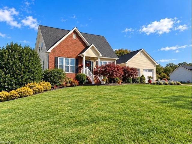 126 Glen Oaks Drive, photo 2 of 50