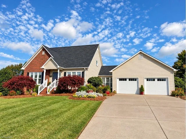 126 Glen Oaks Drive, photo 3 of 50