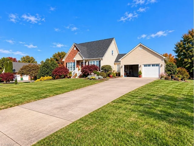 126 Glen Oaks Drive, photo 4 of 50