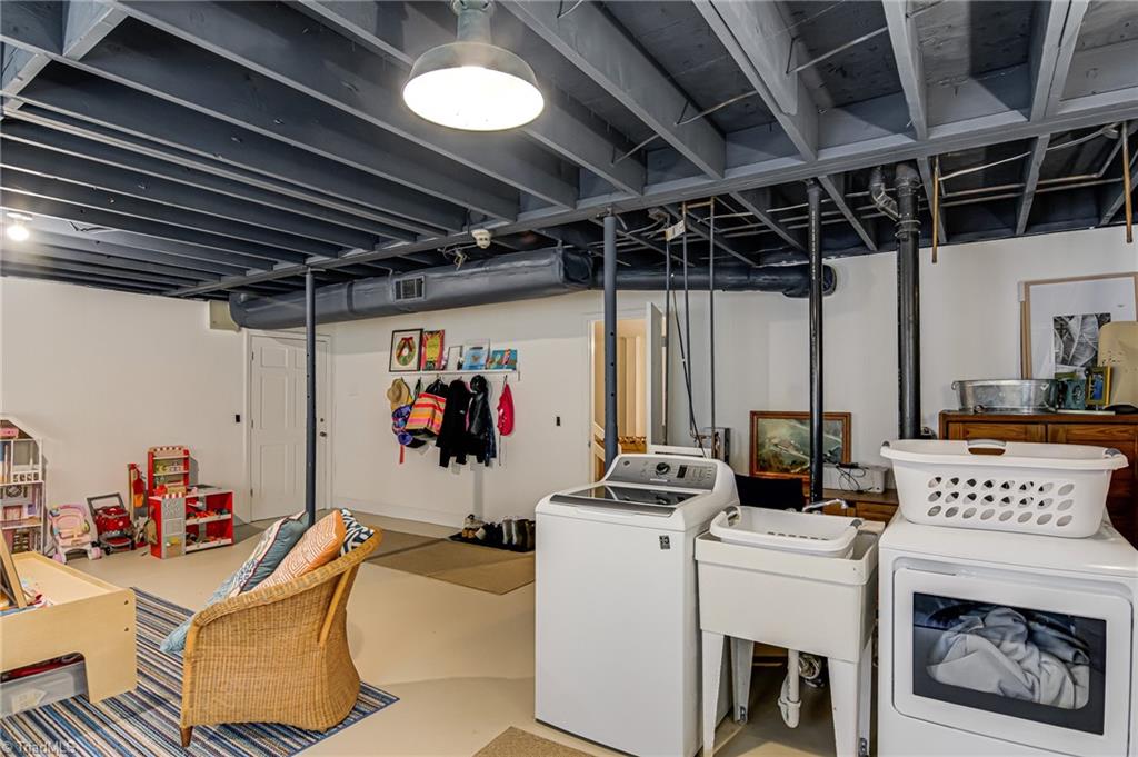 Winston-Salem, North Carolina 27104, United States, 3 Bedrooms Bedrooms, ,2 BathroomsBathrooms,Residential,Pending,143142