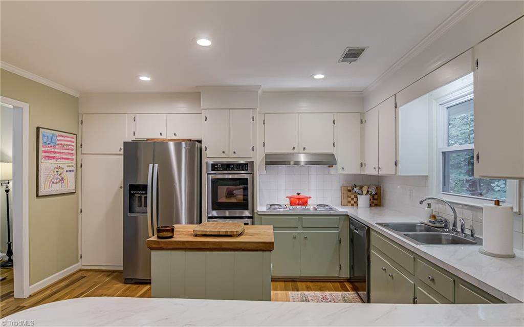 Winston-Salem, North Carolina 27104, United States, 3 Bedrooms Bedrooms, ,2 BathroomsBathrooms,Residential,Pending,143142