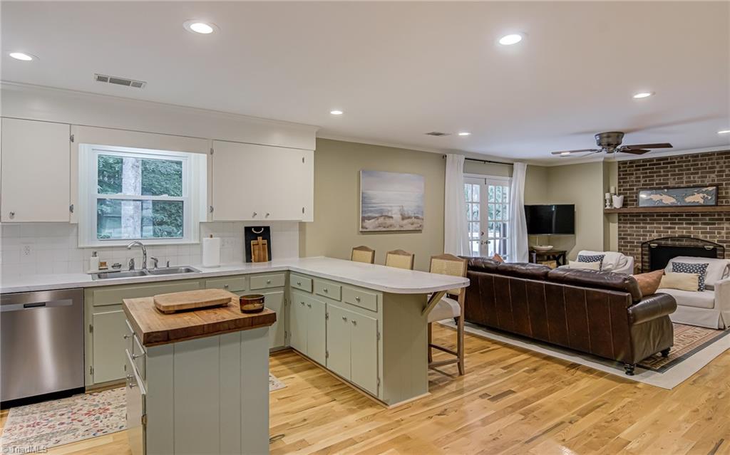 Winston-Salem, North Carolina 27104, United States, 3 Bedrooms Bedrooms, ,2 BathroomsBathrooms,Residential,Pending,143142