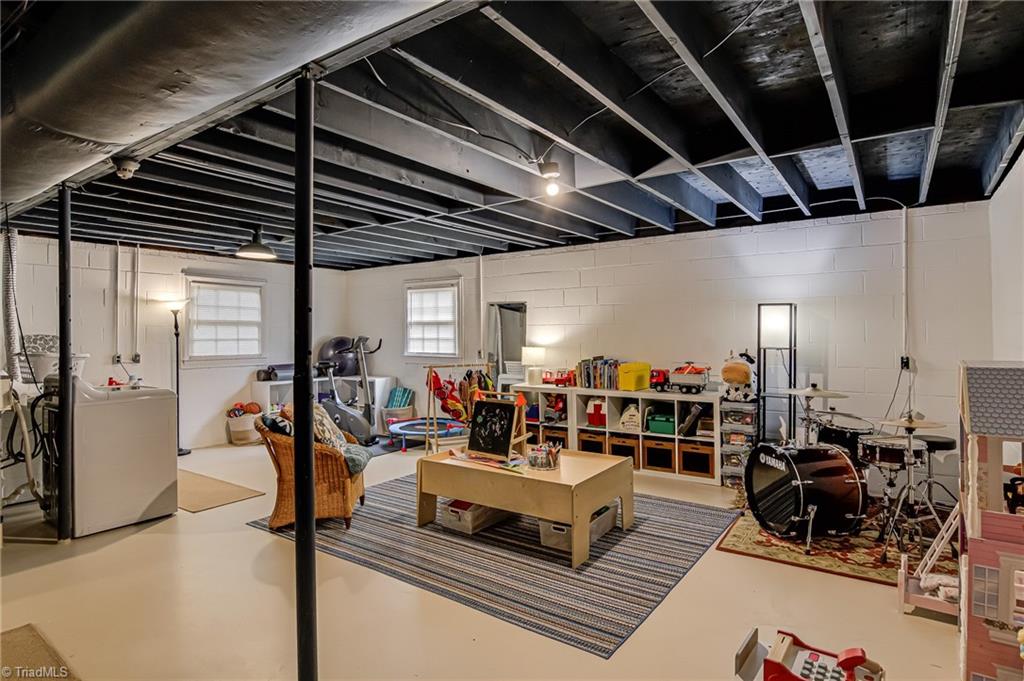 Winston-Salem, North Carolina 27104, United States, 3 Bedrooms Bedrooms, ,2 BathroomsBathrooms,Residential,Pending,143142