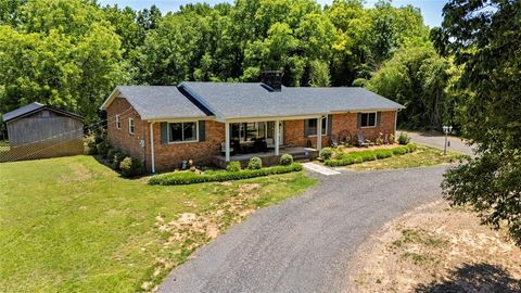 Homes For Sale - 406 Old Liberty Road<br/> Asheboro, NC 27203