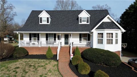 Homes For Sale - 4003 Daisy Drive<br/> Yadkin County, Hamptonville, NC 27020