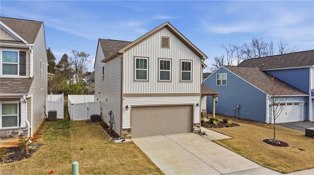 Photo of 1891 Gatehouse View Drive, Winston-Salem, NC 27127 (MLS # 1211824)