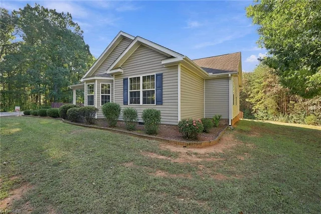 1065 Geneva Lane, photo 3 of 35
