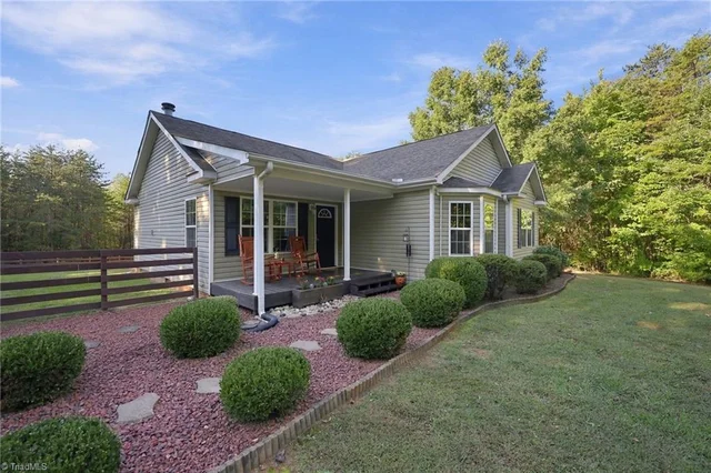 1065 Geneva Lane, photo 2 of 35