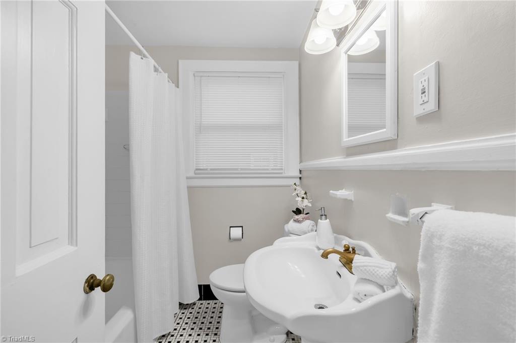 Greensboro, North Carolina 27403, United States, 4 Bedrooms Bedrooms, ,2 BathroomsBathrooms,Residential,Active,235086