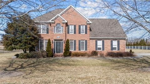 Photo of 8596 Oak Meadows Drive, Kernersville, NC 27284 (MLS # 1208821)