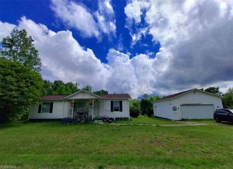 Mobile Home For Sale - 4430 Effie Lane<br/> Walkertown, NC 27051