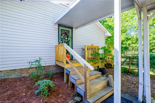 371 Pebble Drive, photo 5 of 29