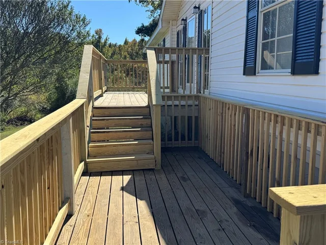 302 Queens Way, photo 5 of 48
