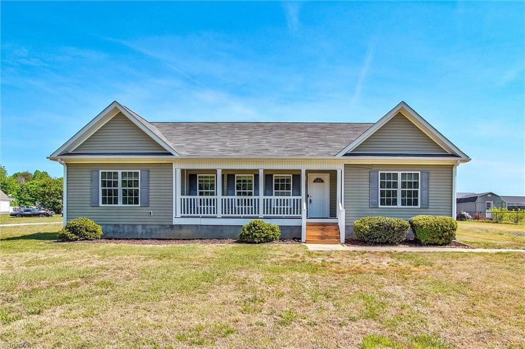 Photo of 2814 Mebane Rogers Road, Burlington, NC 27217 (MLS # 1217613)