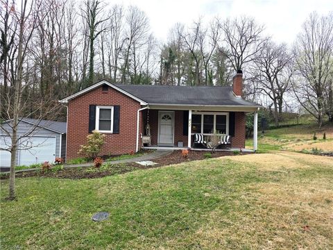 Homes For Sale - 611 Arch Street<br/> Mount Airy, NC 27030