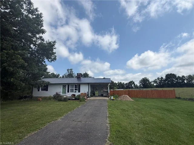808 Piney Creek School Road, photo 2 of 29
