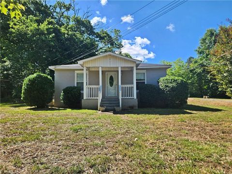 Homes For Sale - 3021 Branderwood Drive<br/> Greensboro, NC 27406