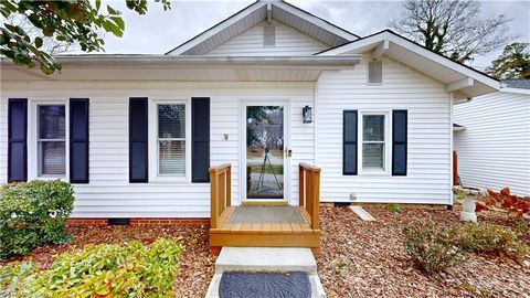 Homes For Sale - 905 Old Winston Road<br/> High Point, NC 27265