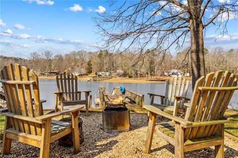 Homes For Sale - 1331 Hickory Point Drive<br/> Lexington, NC 27292