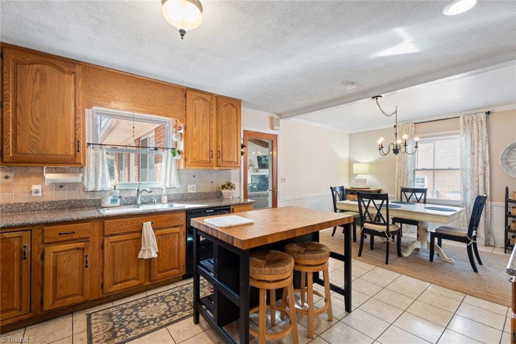 Winston-Salem, North Carolina 27103, United States, 3 Bedrooms Bedrooms, ,2 BathroomsBathrooms,Residential,Active,95836