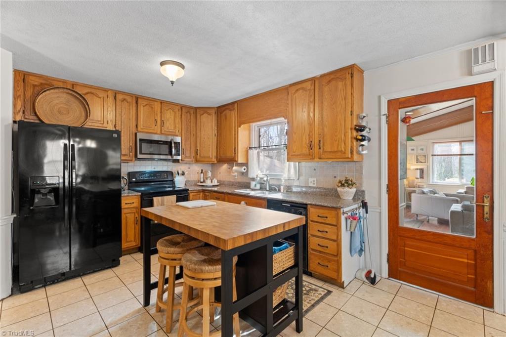 Winston-Salem, North Carolina 27103, United States, 3 Bedrooms Bedrooms, ,2 BathroomsBathrooms,Residential,Active,95836