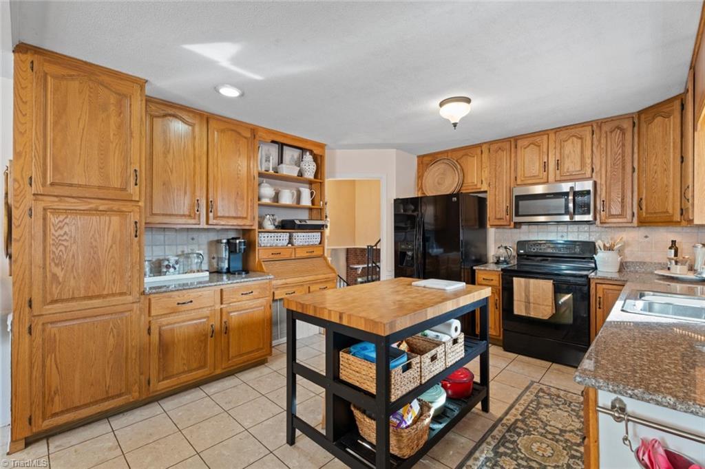 Winston-Salem, North Carolina 27103, United States, 3 Bedrooms Bedrooms, ,2 BathroomsBathrooms,Residential,Active,95836