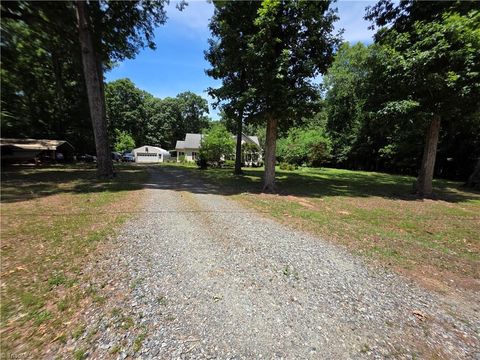Homes For Sale - 1547 Riverwood Drive<br/> Lexington, NC 27292
